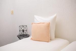 阿珀尔多伦伯格博思酒店的床上的枕头,床上有床头柜