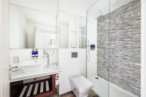爱丁堡英国皇家王子街酒店的浴室配有卫生间、盥洗盆和淋浴。