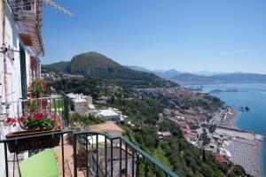 维耶特里Beatrice Luxury Apartment的从大楼的阳台上可欣赏到风景