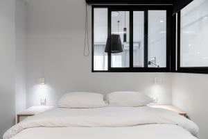 塞萨洛尼基#Nereids Apts by halu! Apartments的白色的卧室设有一张大床和一个窗户