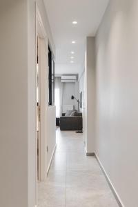 塞萨洛尼基#Nereids Apts by halu! Apartments的走廊设有白色墙壁和客厅