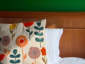 迪尔森-斯托科姆Guesthouse De Wissen的床上的枕头上放着鲜花