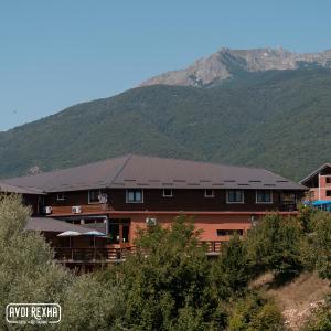 KolgecajHotel Avdi Rexha的一座大建筑,背景是一座山