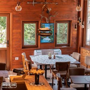KolgecajHotel Avdi Rexha的用餐室设有桌椅和窗户。