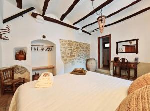 丘利利亚Casa Rural La Corretger的一间卧室,卧室内配有一张大床