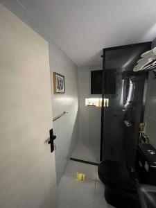 奥朱贝尔شقة حي الخالدية مع دخول ذاتي的一间位于客房内的带黑色卫生间的浴室