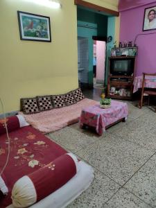 布巴内什瓦尔Ashiyana的一间带两张床和电视的客厅