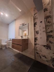 热那亚ROCK&WHITE的一间带水槽、淋浴和卫生间的浴室
