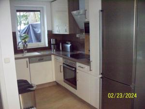 柏林Villa Rogge的厨房配有不锈钢冰箱和窗户