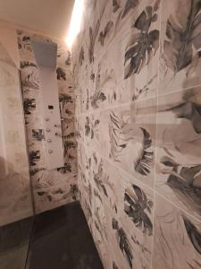 热那亚ROCK&WHITE的蝴蝶覆盖的墙壁