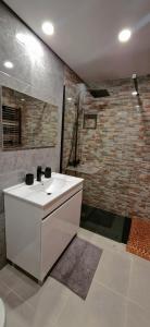 皮尼昂Casa Rodrigues的一间带白色水槽和砖墙的浴室