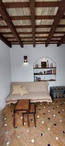 贝赫尔-德拉弗龙特拉Puro Vejer的客房设有一张床和一张木桌