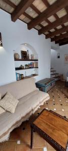 贝赫尔-德拉弗龙特拉Puro Vejer的客厅配有沙发和桌子