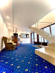 汉堡Hotel Hamburg Inn的一间设有楼梯和蓝色地毯的客房