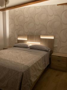 阿尔巴拉辛Casa Román的一间卧室配有一张带两个灯的床
