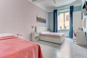 罗马罗马克劳迪娅楼特米尼酒店的一间卧室设有两张床和窗户。