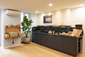 苏黎世Fred Guest House Zürich Hauptbahnhof的面包店,带食品柜台