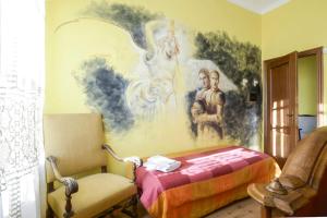 PortacomaroHistoric and quiet house in the Langhe&Monferrato的卧室墙上有绘画作品