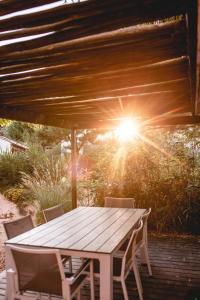 莱斯波特斯灯塔露营地的露台上的一张木桌和椅子,阳光明媚