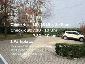 格拉茨Wohnen im Herzen von Graz的停车场停车广告