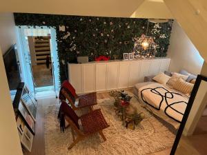 斯德哥尔摩Designer Home的带沙发和花墙的客厅