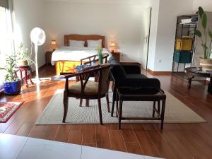 梅尔施Sanhe的客厅配有床和桌椅