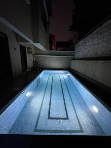 罗纳瓦拉Sun and shine by VG的一座建筑物的游泳池