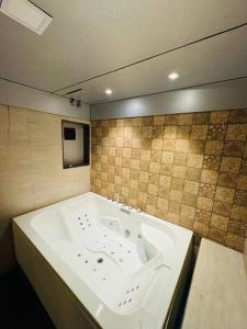 罗纳瓦拉Sun and shine by VG的浴室内设有大型白色浴缸。