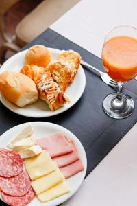 戈亚尼亚卡斯特罗公园酒店的一张桌子,上面放着两盘食物和饮料