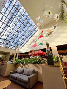 戈亚尼亚卡斯特罗公园酒店的大堂设有风筝,天花板上放着风筝