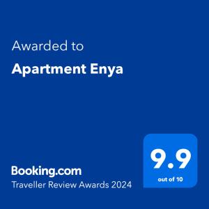 布尔加斯Apartment Enya的蓝色的屏幕,文字被授予公寓的emvp