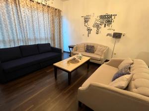 Large size one bedroom apartment with sea view的休息区