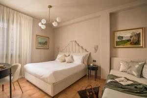 威尼斯Daplace - Antica Casa Coppo的卧室配有白色的床和沙发