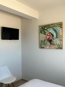 科林瓦里奥A & G Apartments的挂在墙上的女人的画