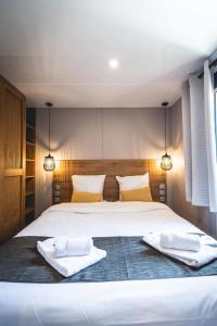格里莫莱斯德拉梅尔酒店的卧室配有带毛巾的大型白色床