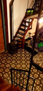 布宜诺斯艾利斯COMO EN CASA en Buenos Aires的一间设有楼梯的房间和一间设有地板的房间