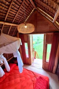 TampaksiringLumbung Langit Bali house & hostel的一间带床的卧室,位于带窗户的房间内