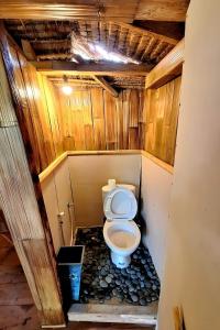 TampaksiringLumbung Langit Bali house & hostel的小木屋内带卫生间的浴室