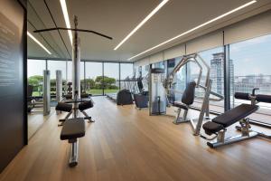 首尔Shilla Stay Mapo Hongdae的大楼内带有氧器材的健身房