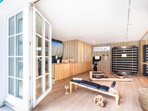 萨斯尼茨Ostseeresidenz Lidia mit Terrasse und Meerblick的客房设有带木墙和窗户的健身房。