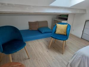 CarignanTy'Château Carignan de Bordeaux B&B的小房间设有蓝色的沙发和两把椅子