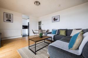 伦敦The Bermondsey Apartment的客厅配有沙发和桌子