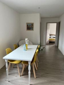 EcublensHouse Near EPFL/Unil/Renens Gare/Lausanne的白色餐桌和黄色椅子