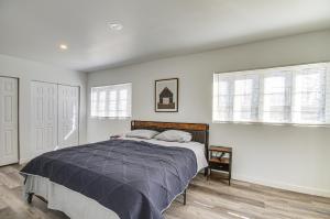 Spacious Lexington Home with Fire Pit Hunt and Fish!的一间卧室设有一张床和两个窗户。