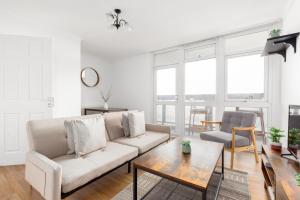 伦敦The Bermondsey Apartment的客厅配有沙发和桌子