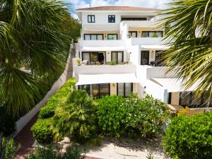 Blue BayBlue Bay Resort luxury apartment Palm View的享有棕榈树白色建筑的空中景致