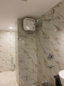德奥加尔HOTEL MAA LAXMI PALACE的带淋浴和盥洗盆的浴室