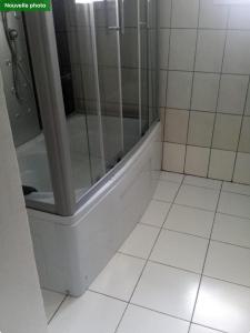 IvatoVilla SPIROU的带淋浴的浴室和白色瓷砖地板。