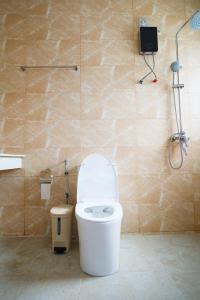乌库拉斯Coco Villa Ukulhas的浴室配有白色卫生间和淋浴。