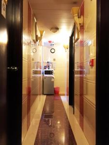 香港Germany Hostel Block D的走廊通往带冰箱的厨房